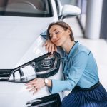 moça com o carro