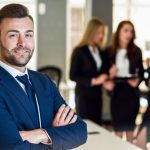 empresario-lider-em-escritorio-moderno-com-empresarios-trabalhando_1139-960