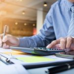 homem-de-financas-empresariais-calculando-numeros-de-orcamento-faturas-e-consultor-financeiro-trabalhando_1423-119