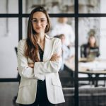 mulher-de-negocios-executivo-em-um-escritorio_1303-16020