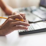 pessoa-de-colheita-fazendo-calculos-perto-de-laptop_23-2147778980