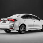 toyota-corolla-gr-sport-2025-branco-traseira-parado-1920×1280