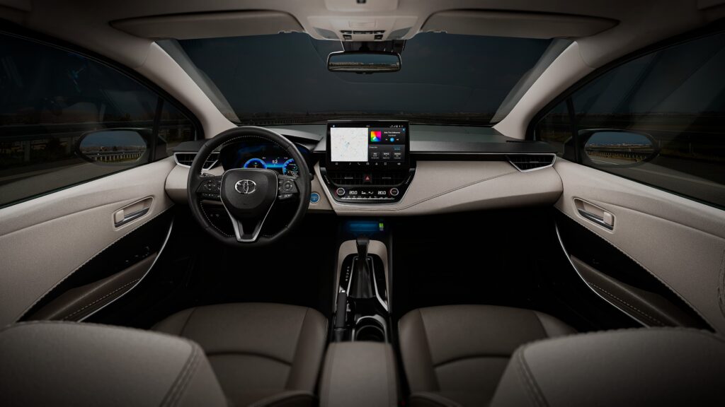 Interior do Corolla Híbrido 2025 com painel tecnológico