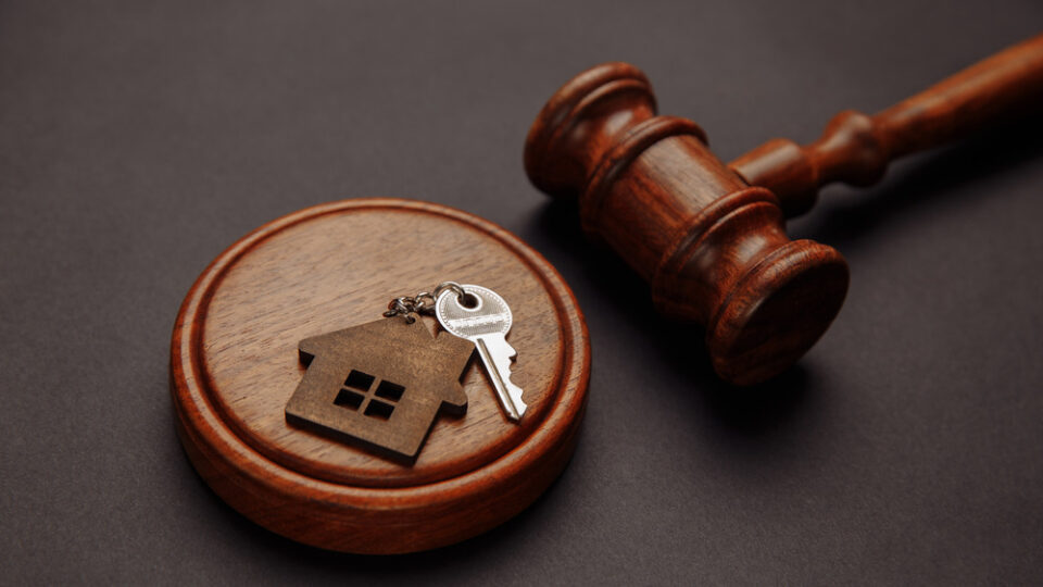 Riscos e desafios de comprar imóveis de leilão com consórcio