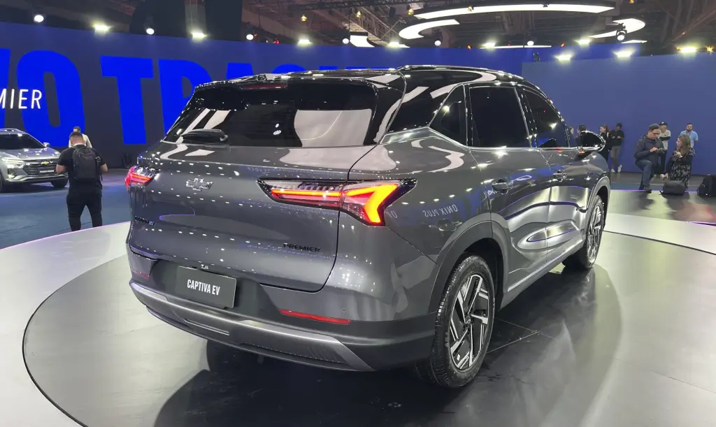 Chevrolet Captiva EV 2025 – traseira do SUV elétrico