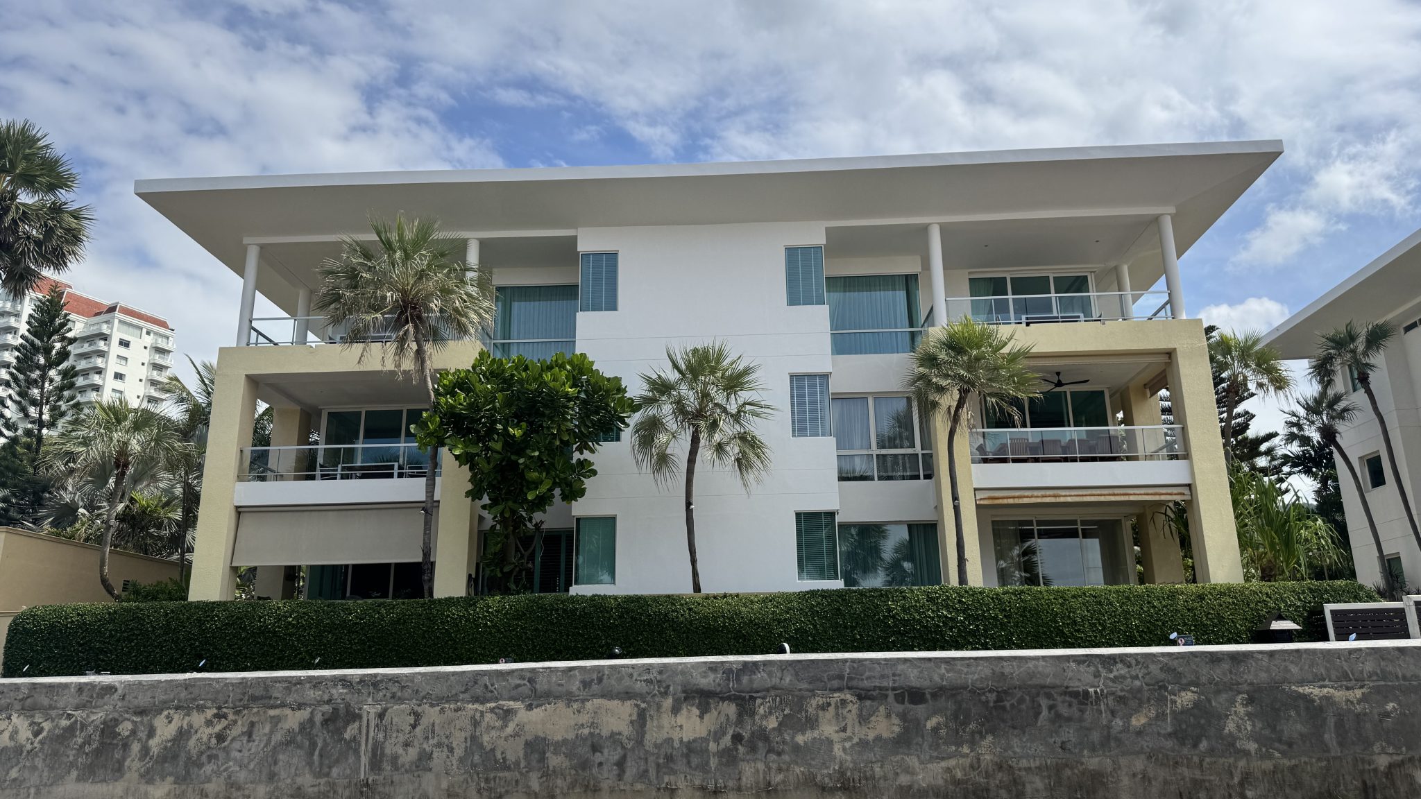 Prédio residencial com varandas amplas, exemplo de imóvel comprado com carta de crédito acima de 300 mil