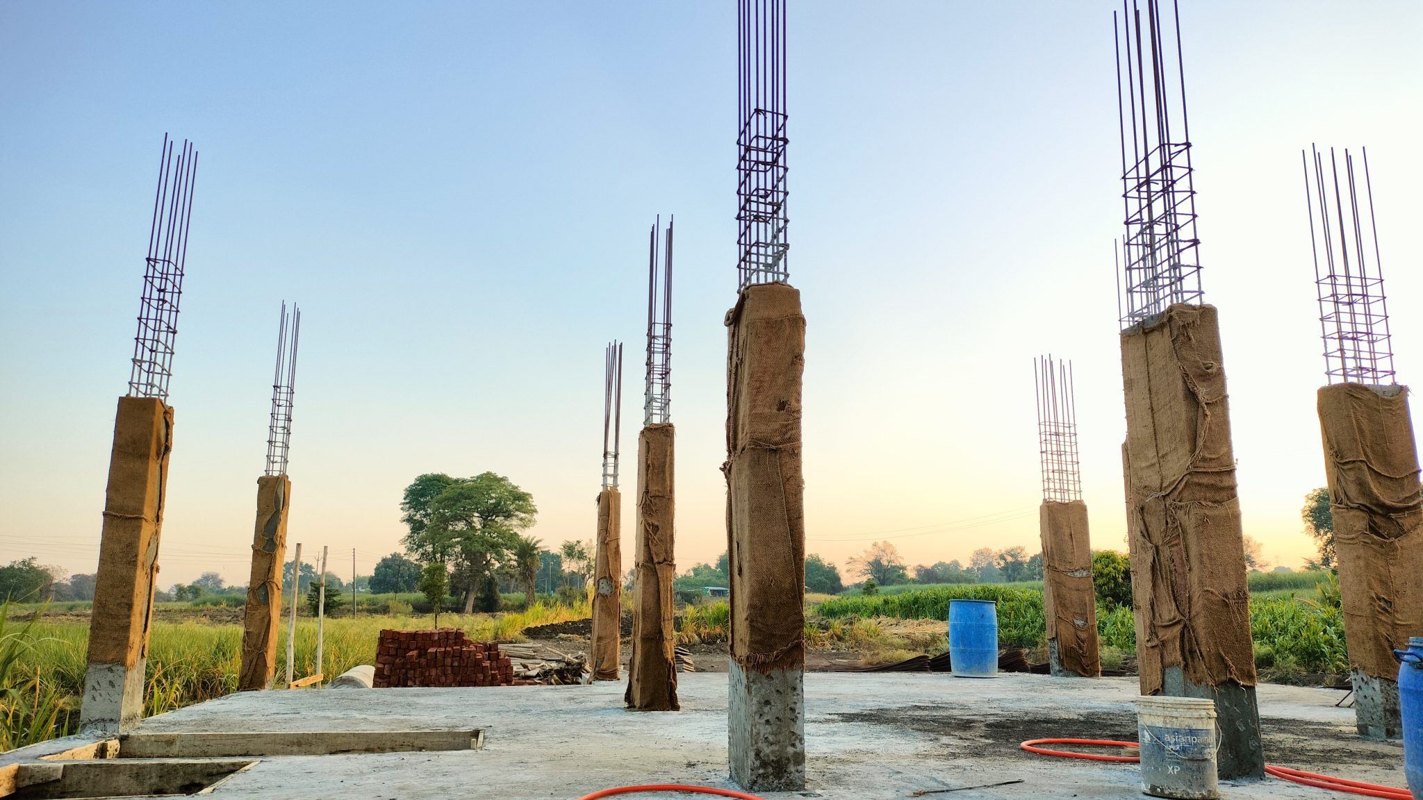 Obra em fase de estrutura em terreno, uso da carta de crédito imobiliária para construção