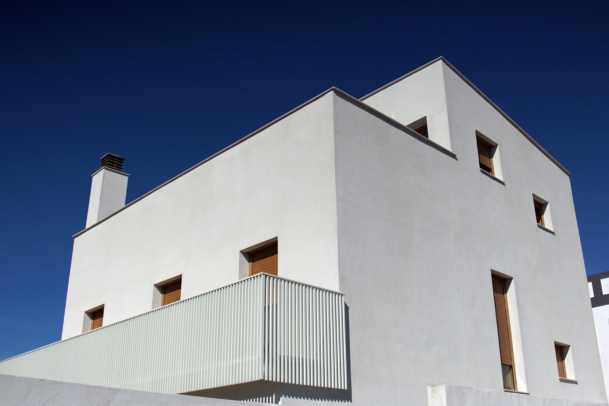 Casa moderna branca comprada à vista com carta de crédito de consórcio imobiliário