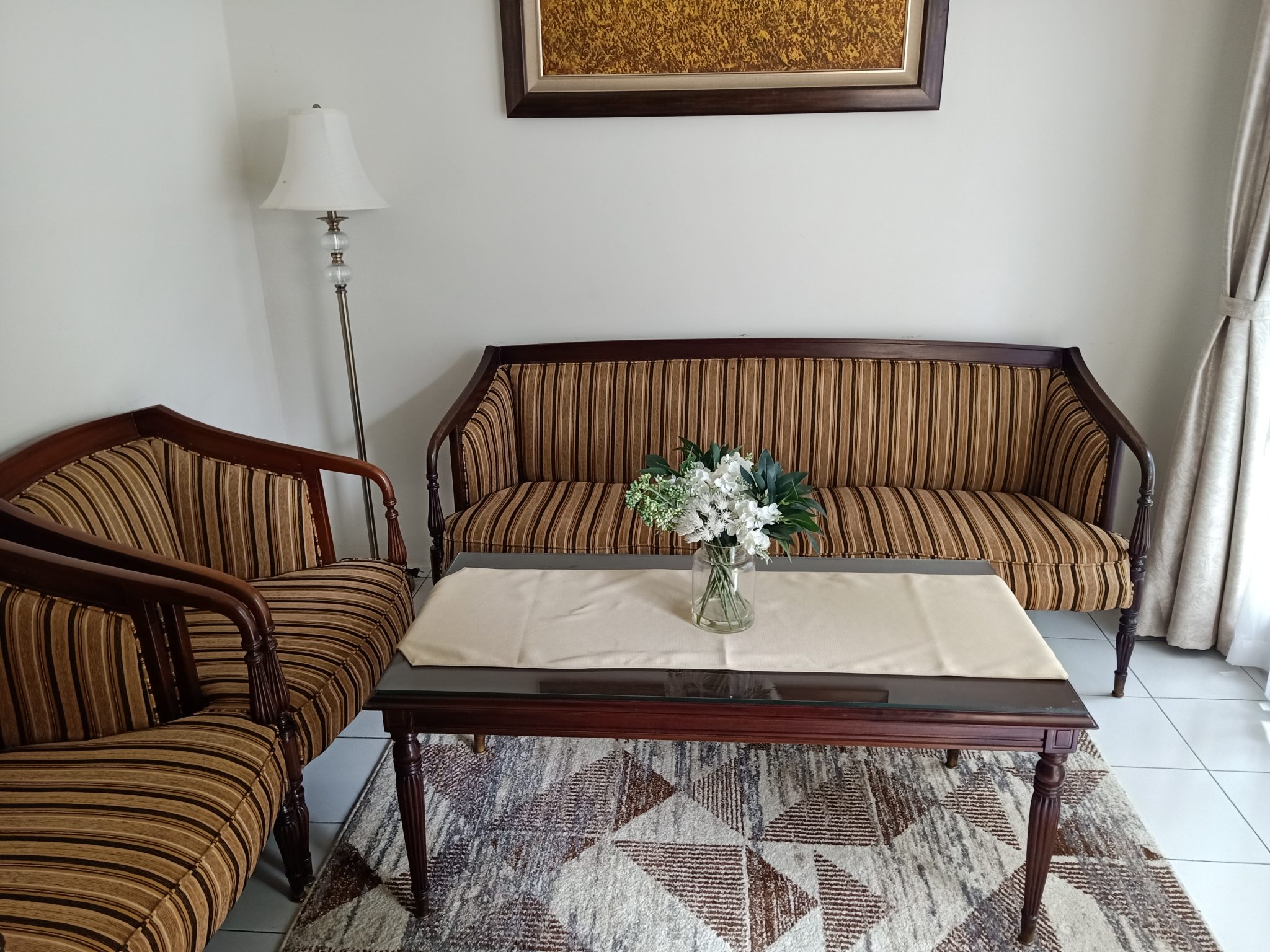 Sala de estar de imóvel residencial comprado com carta de crédito de consórcio