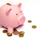 Cofrinho de porquinho com moedas representando reserva financeira para lance