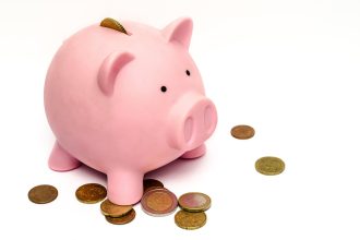 Cofrinho de porquinho com moedas representando reserva financeira para lance