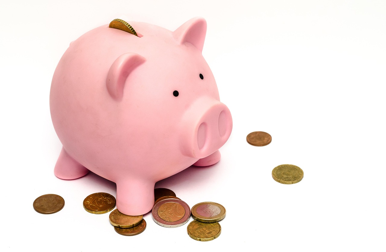Cofrinho de porquinho com moedas representando reserva financeira para lance